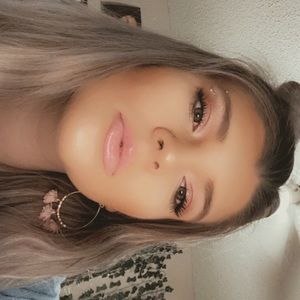 Meet your Posher, Chloe